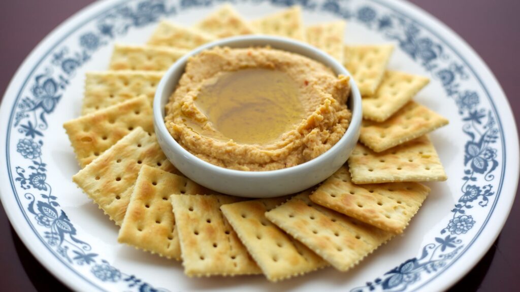 Hummus and crackers for pregnancy